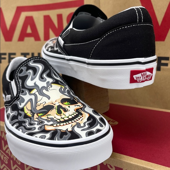 Vans Men’s Classic Slip-On
Flame Skull Black/True White
VN0009Q7BMX Sneakers - Picture 11 of 16